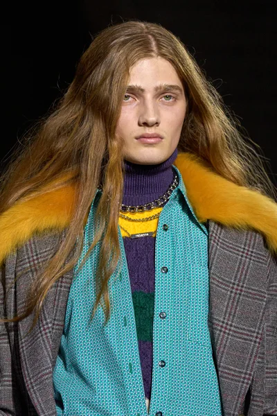 Look 100